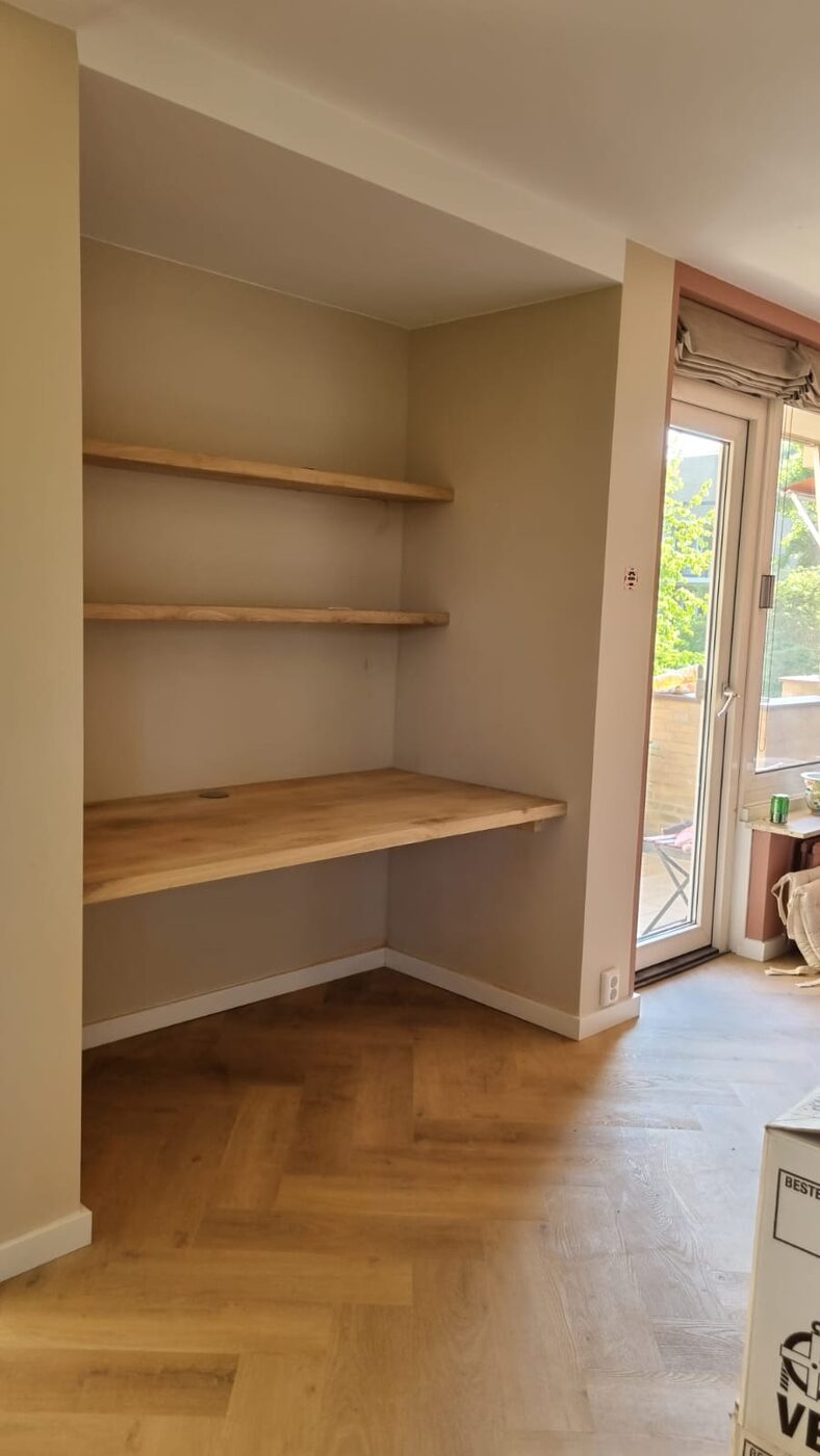 Ingebouwde werkplek met eiken planken op maat