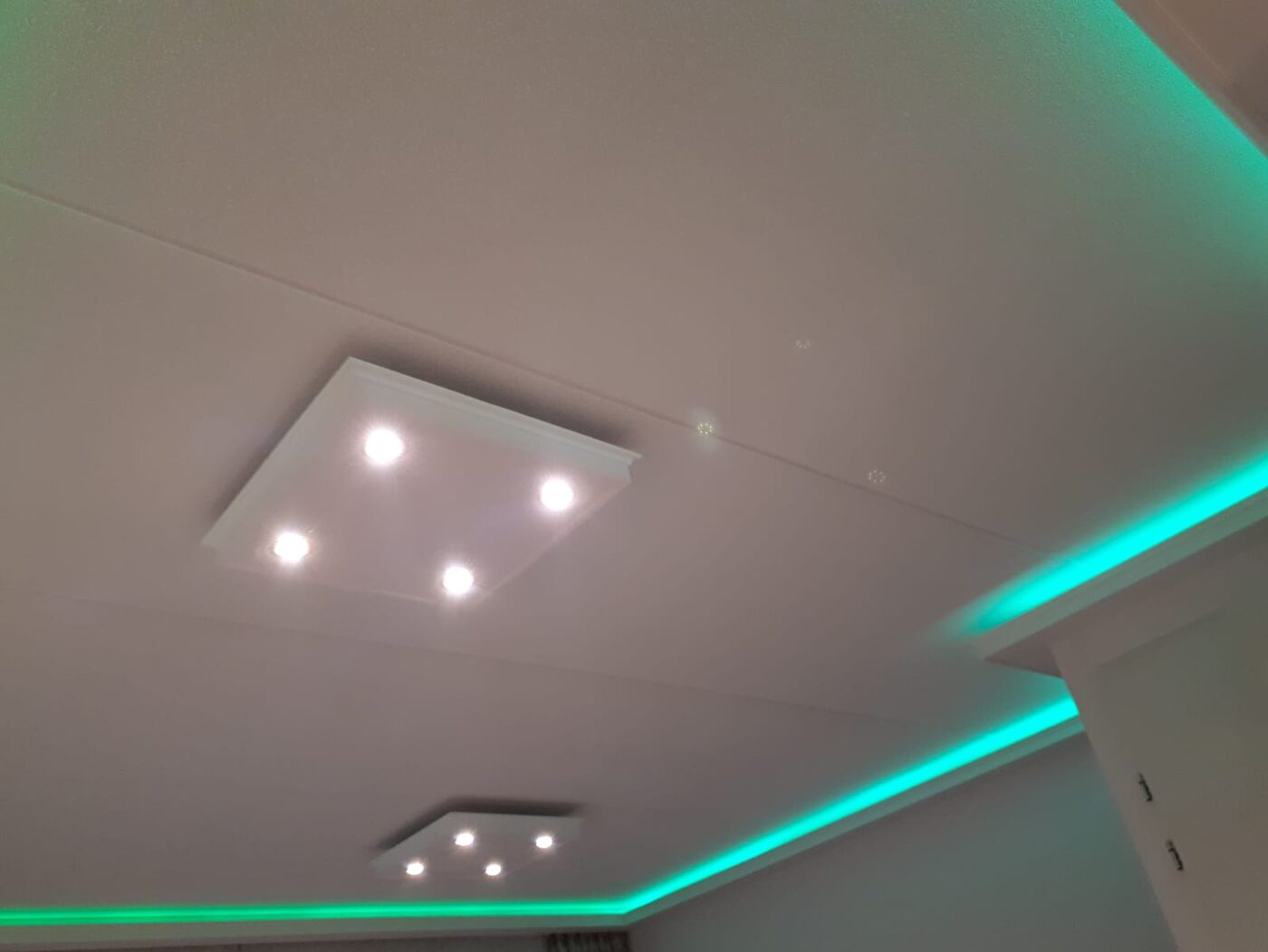 Verlaagd plafond met spots en sfeerverlichting