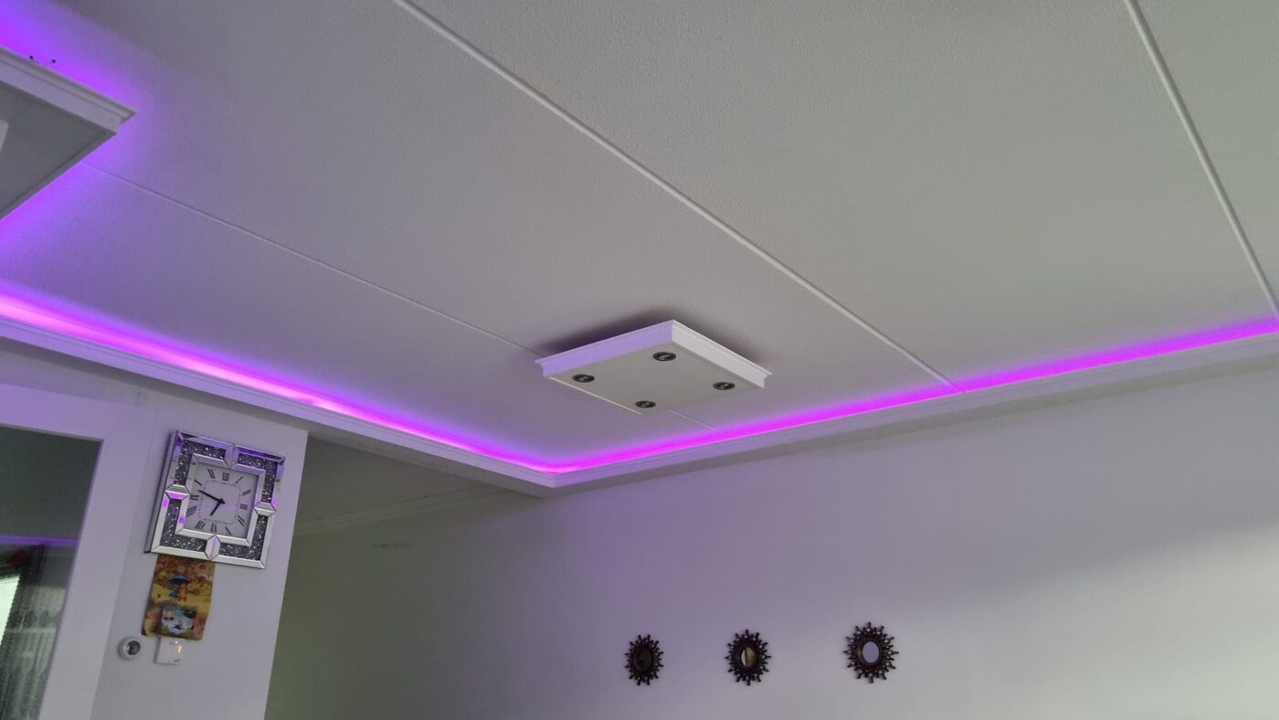 Verlaagd plafond met sfeerverlichting