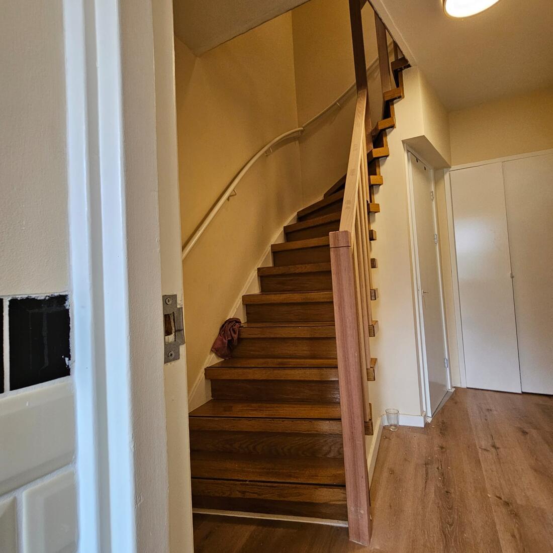 Trap met nieuwe houten leuning