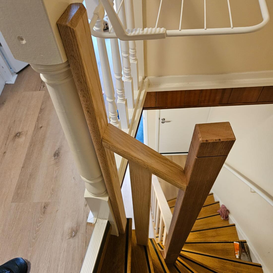 Detail van een trapleuning in eikenhout