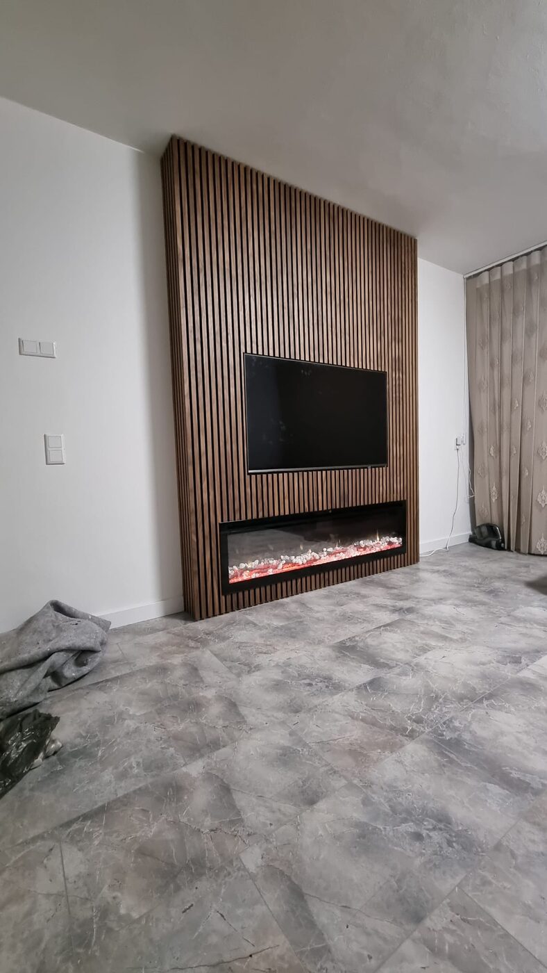 TV-wand bekleed met houten lamellen en inbouwhaard